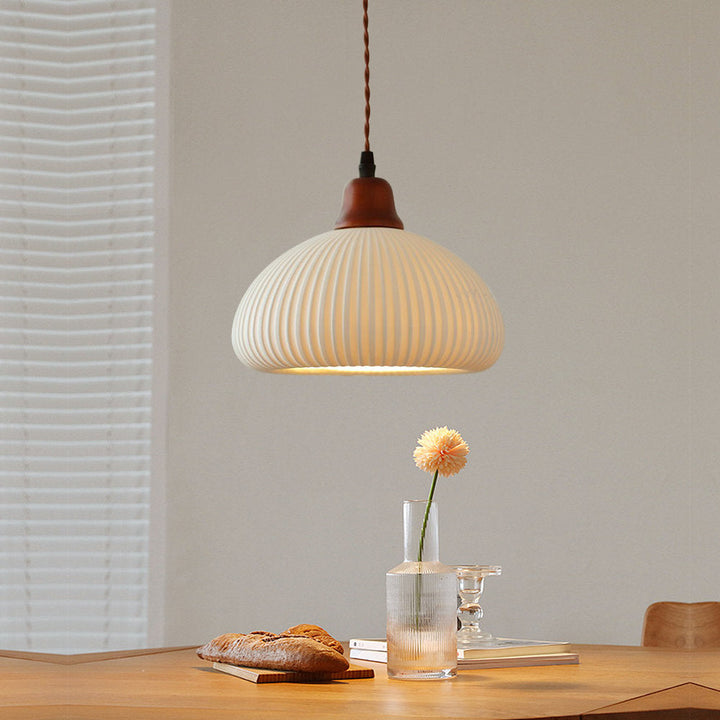 Pendelleuchte aus Keramik und Holz im minimalistischen Stil