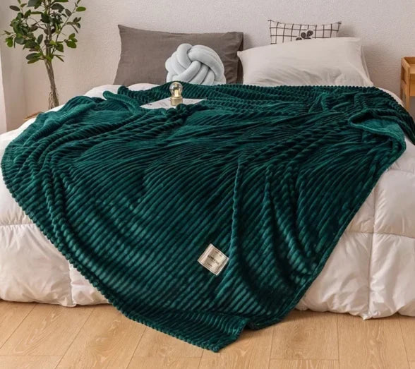 Flanelldecke als isolierende Kuscheldecke für Sofa und Wohnbereich