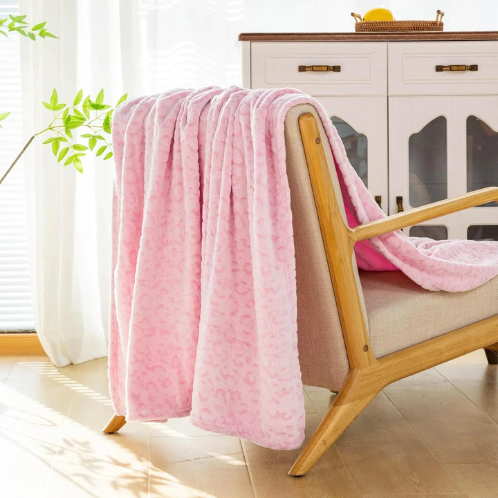 Superweiche Flanell-Kuscheldecke mit Leopardenmuster in Nahaufnahme der Oberfläche