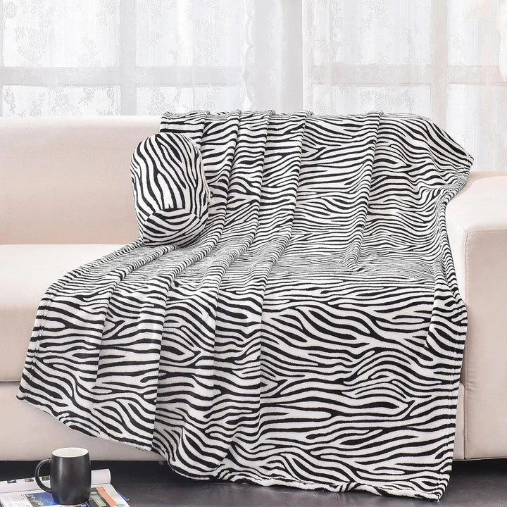 Flanell-Kuscheldecke mit Leopardenmuster in voller Ansicht mit weicher Struktur