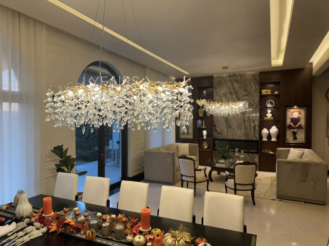 Eleganter Kristallleuchter im Astdesign