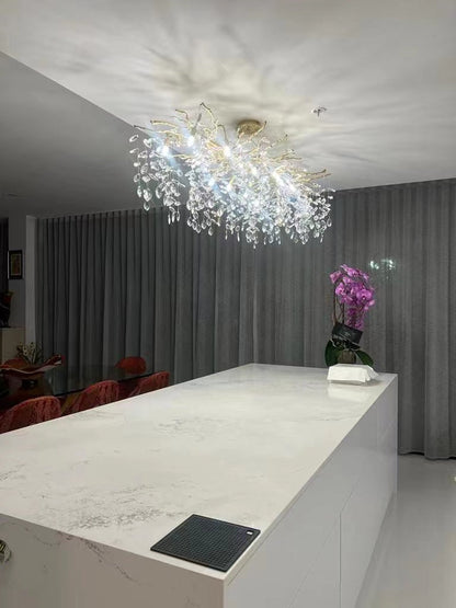 Eleganter Kristallleuchter im Astdesign