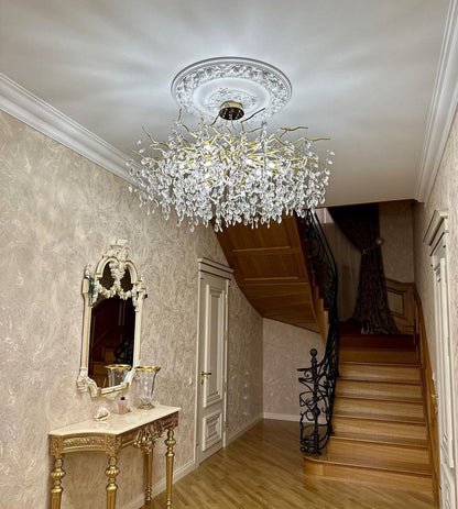 Eleganter Kristallleuchter im Astdesign