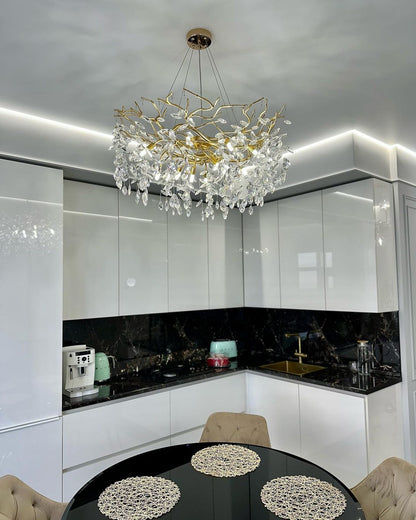 Eleganter Kristallleuchter im Astdesign