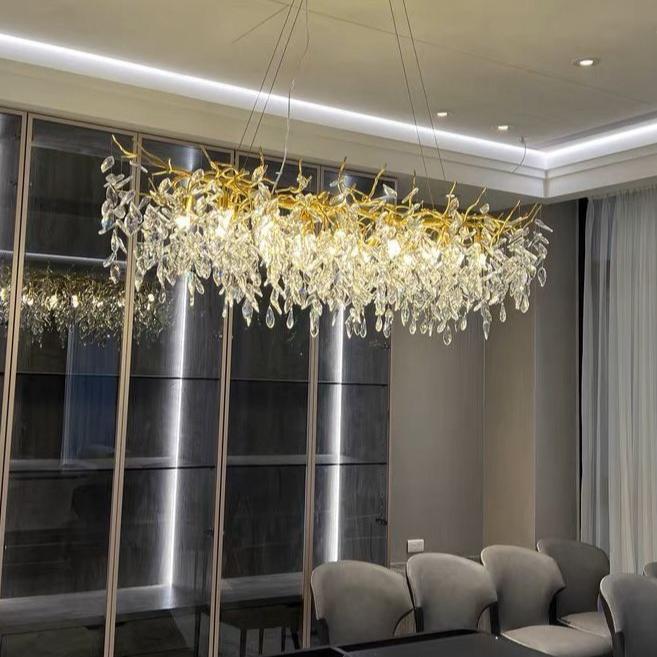 Eleganter Kristallleuchter im Astdesign