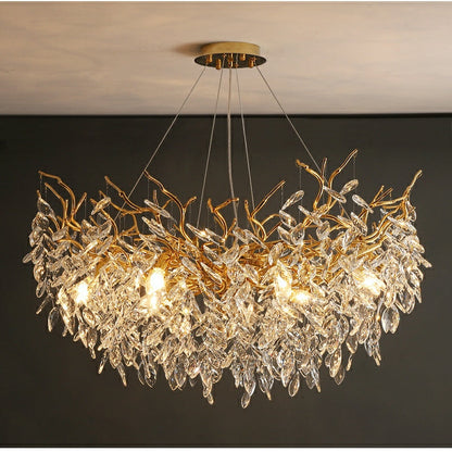 Eleganter Kristallleuchter im Astdesign
