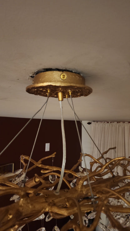 Eleganter Kristallleuchter im Astdesign