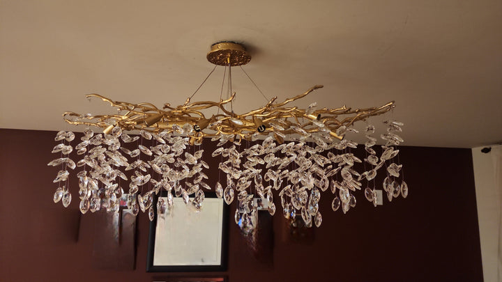 Eleganter Kristallleuchter im Astdesign