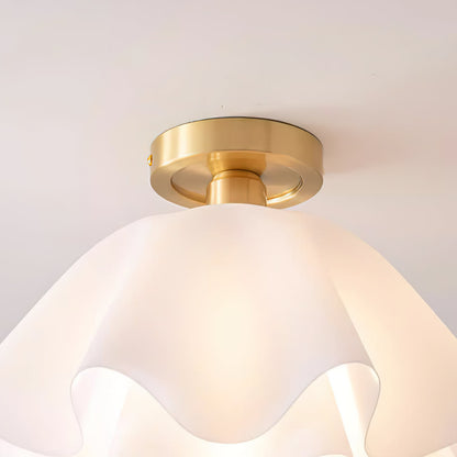 Moderne Gailon-Deckenleuchte – Gefaltetes Design in Messing & Weiß