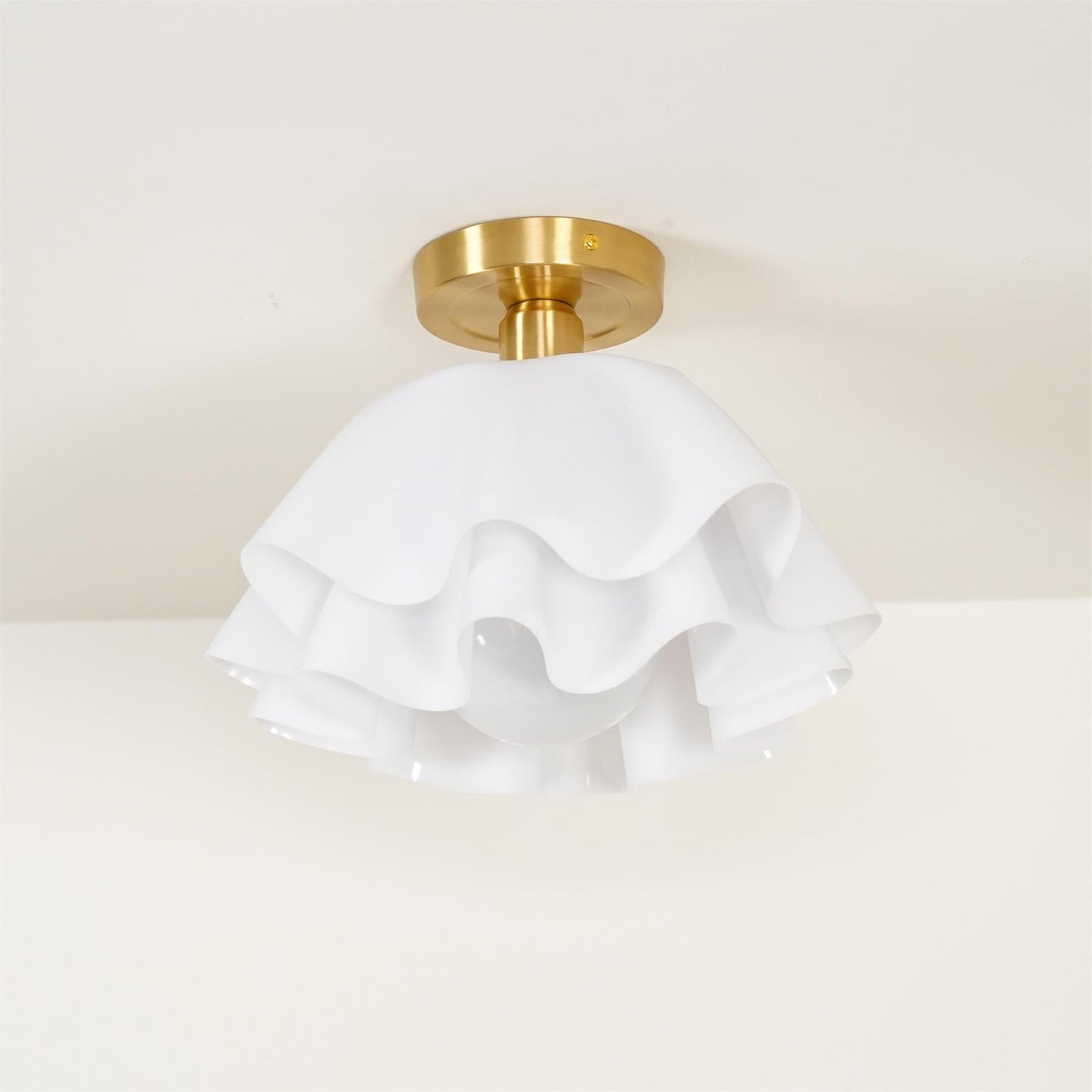 Moderne Gailon-Deckenleuchte – Gefaltetes Design in Messing & Weiß
