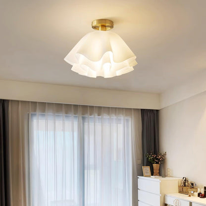 Moderne Gailon-Deckenleuchte – Gefaltetes Design in Messing & Weiß