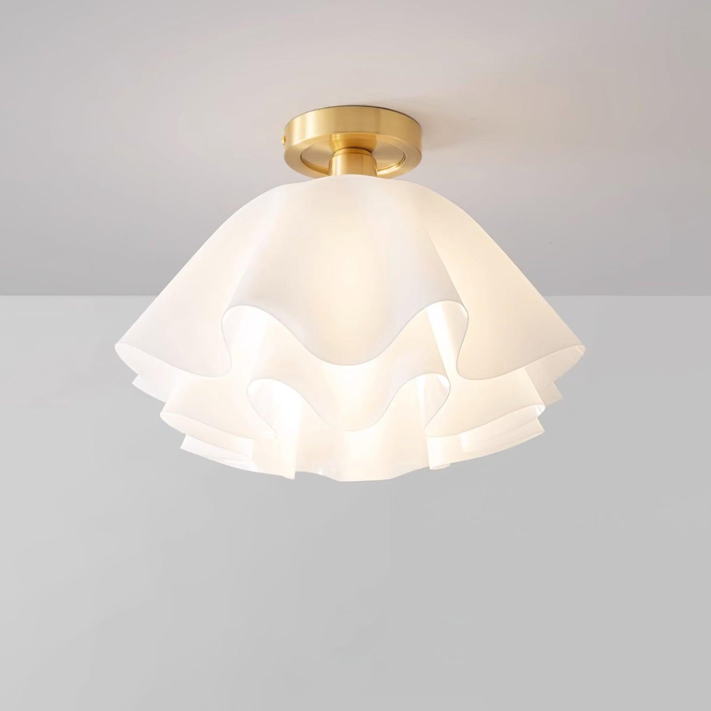 Moderne Gailon-Deckenleuchte – Gefaltetes Design in Messing & Weiß