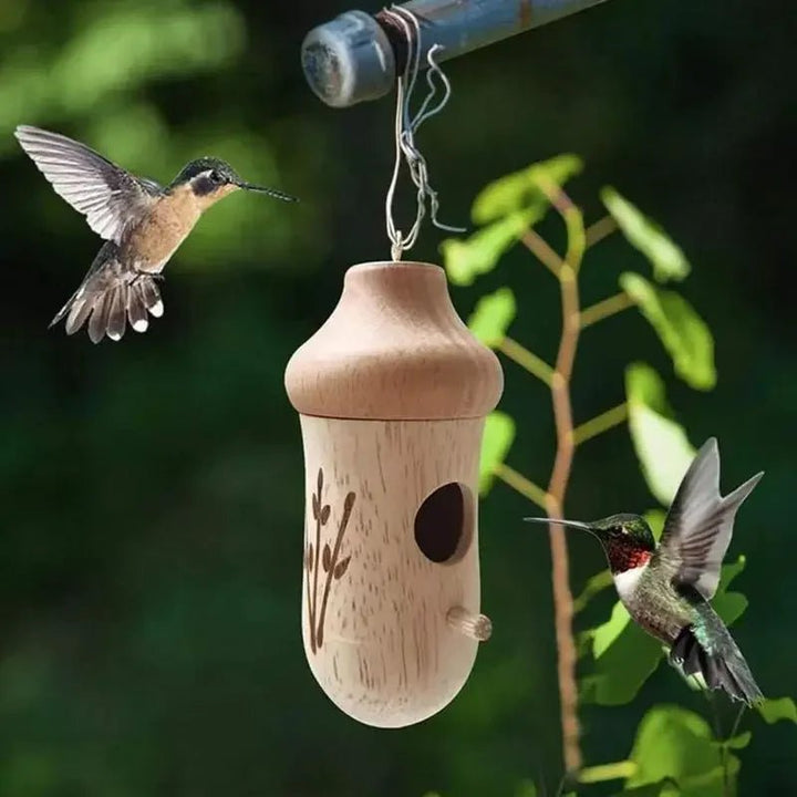 Detailansicht eines Vogelhauses aus Naturholz mit Aufhängung