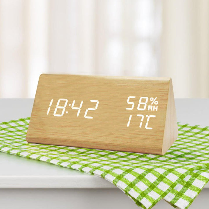 Nahaufnahme der digitalen Tischuhr mit dimmbarem Display