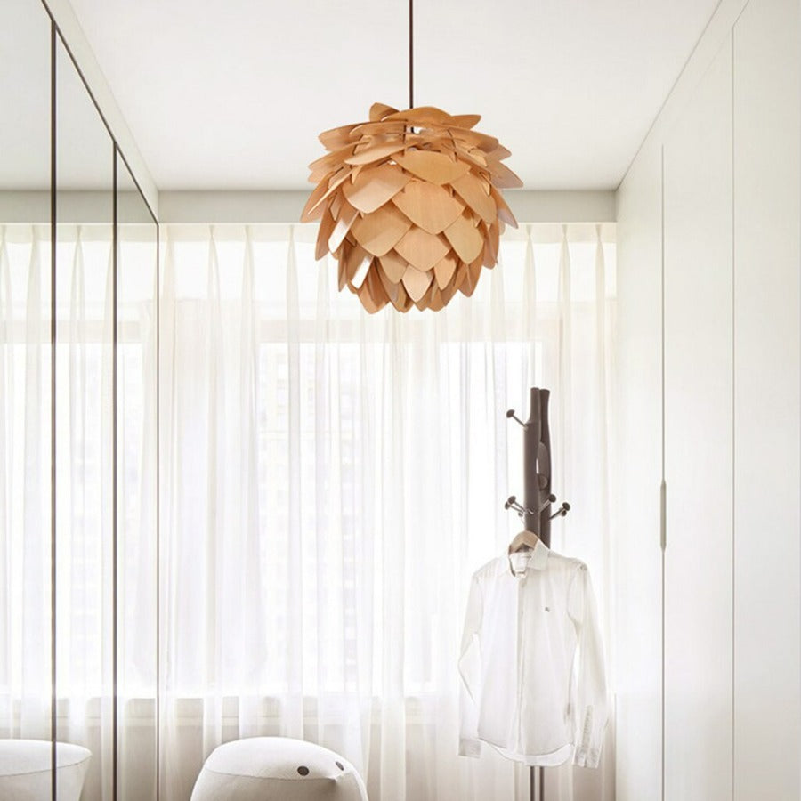 Handgefertigte Pendelleuchte aus Holz im Pinienzapfen-Design