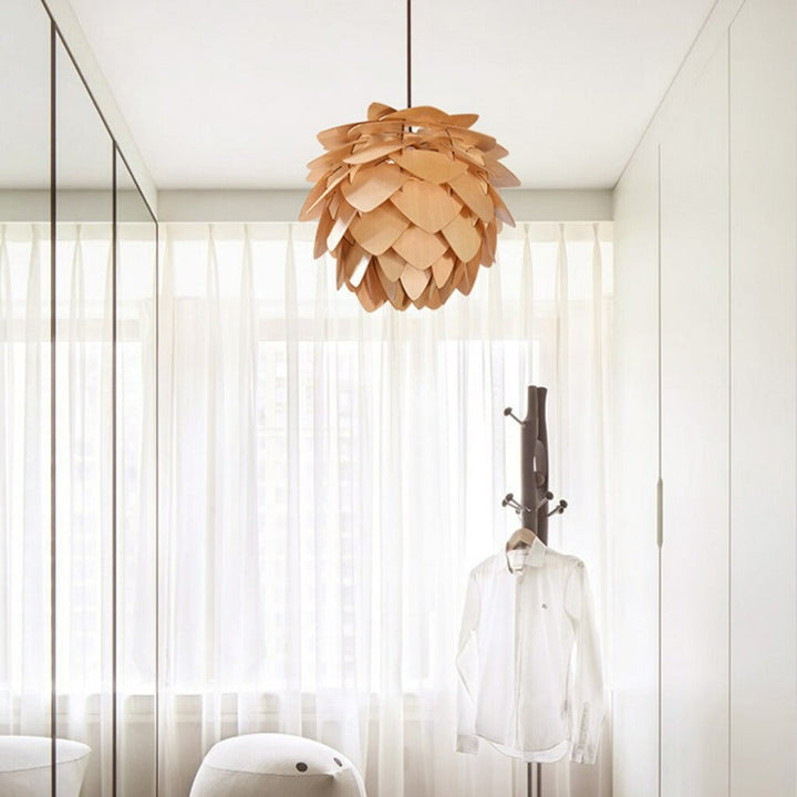 Handgefertigte Pendelleuchte aus Holz im Pinienzapfen-Design