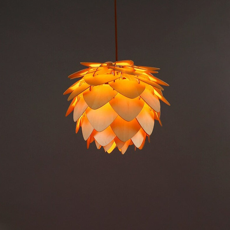 Handgefertigte Pendelleuchte aus Holz im Pinienzapfen-Design