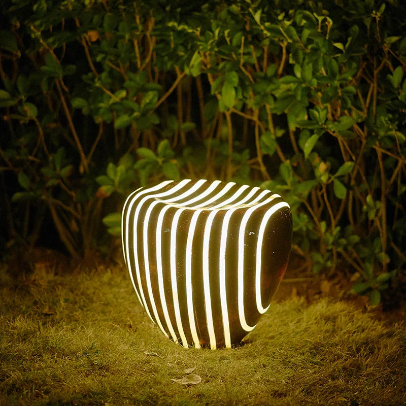 Moderne wetterfeste Solar-Gartenleuchte im Steinoptik-Design für stilvolle Außenbereiche