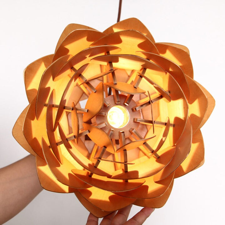 Handgefertigte Pendelleuchte aus Holz im Pinienzapfen-Design