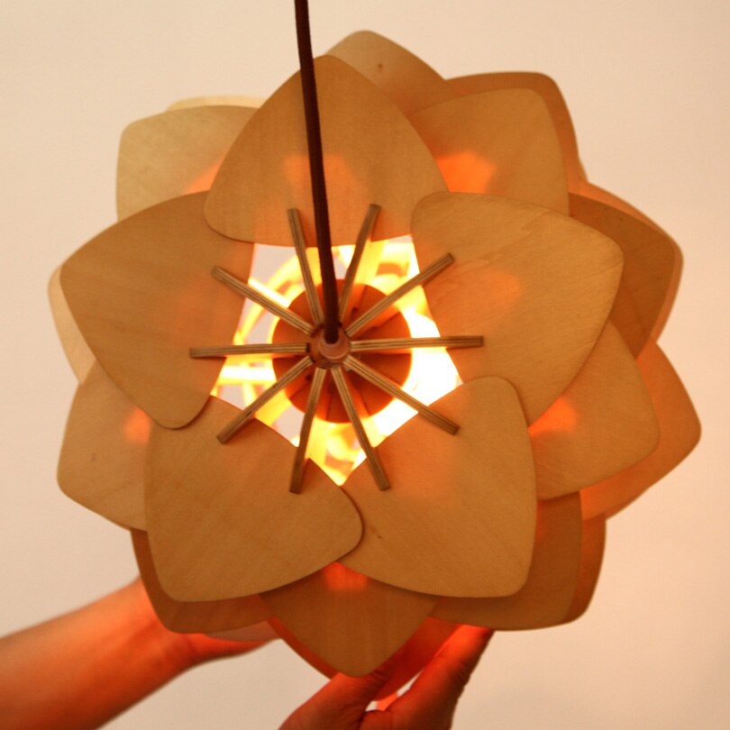 Handgefertigte Pendelleuchte aus Holz im Pinienzapfen-Design