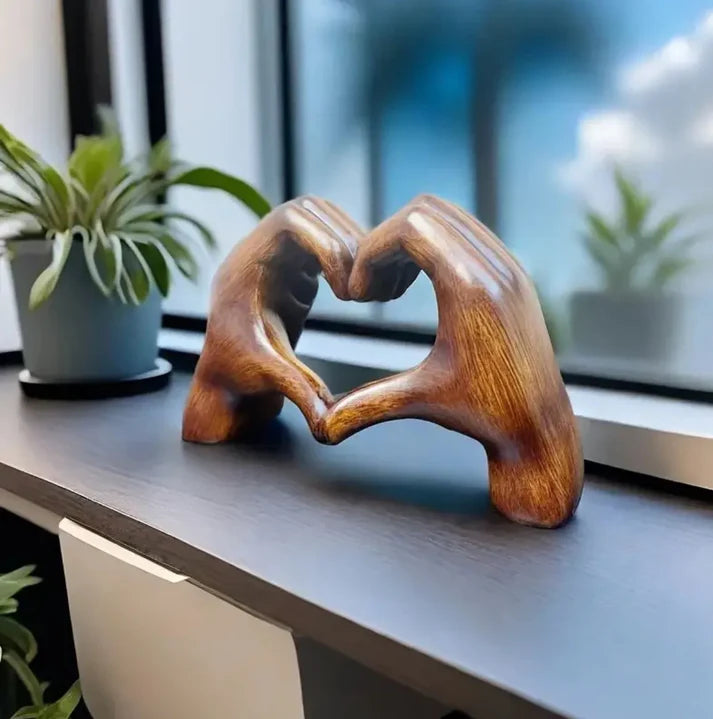 Handgefertigtes Herzornament aus Holz für moderne Wohnräume