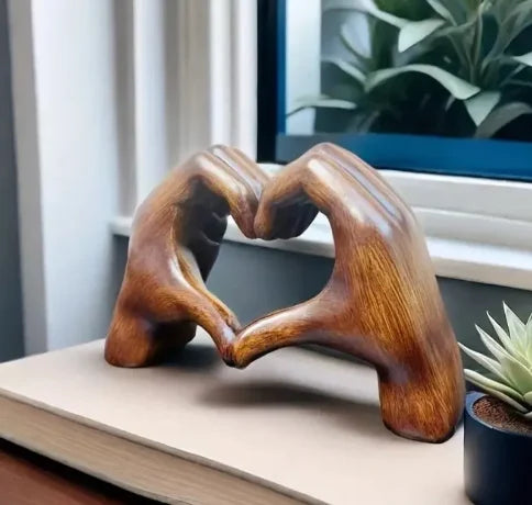 Handgefertigtes Herzornament aus Holz für moderne Wohnräume