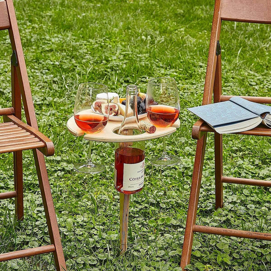 Holz-Weintisch für Picknick mit Aussparungen für Flaschen und Gläser
