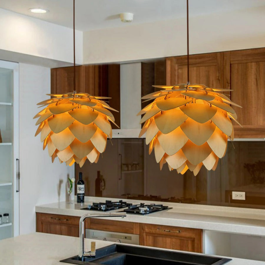 Handgefertigte Pendelleuchte aus Holz im Pinienzapfen-Design