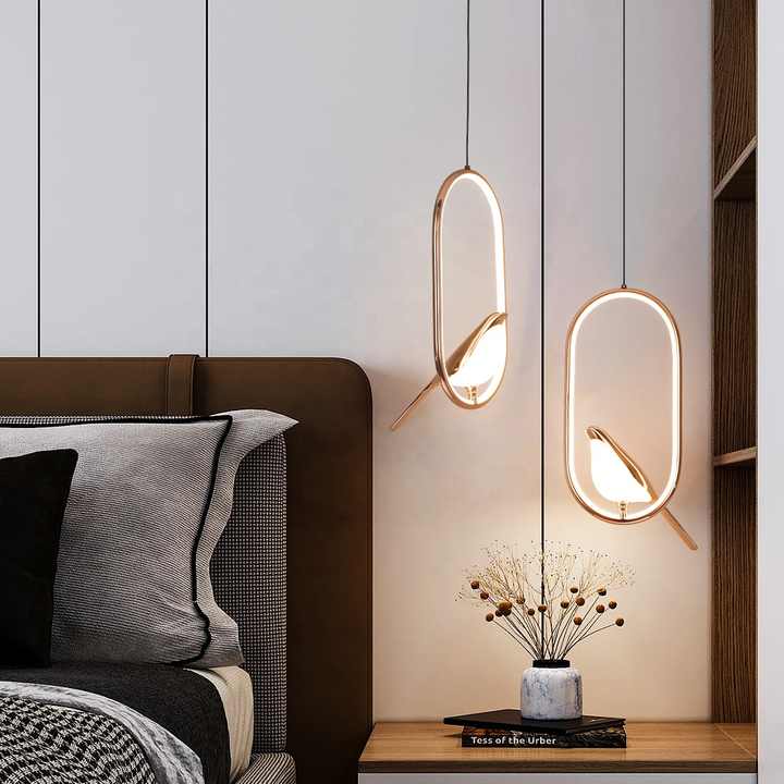 Pendelleuchte mit Vogelelement und ovalem Rahmen im modernen Design