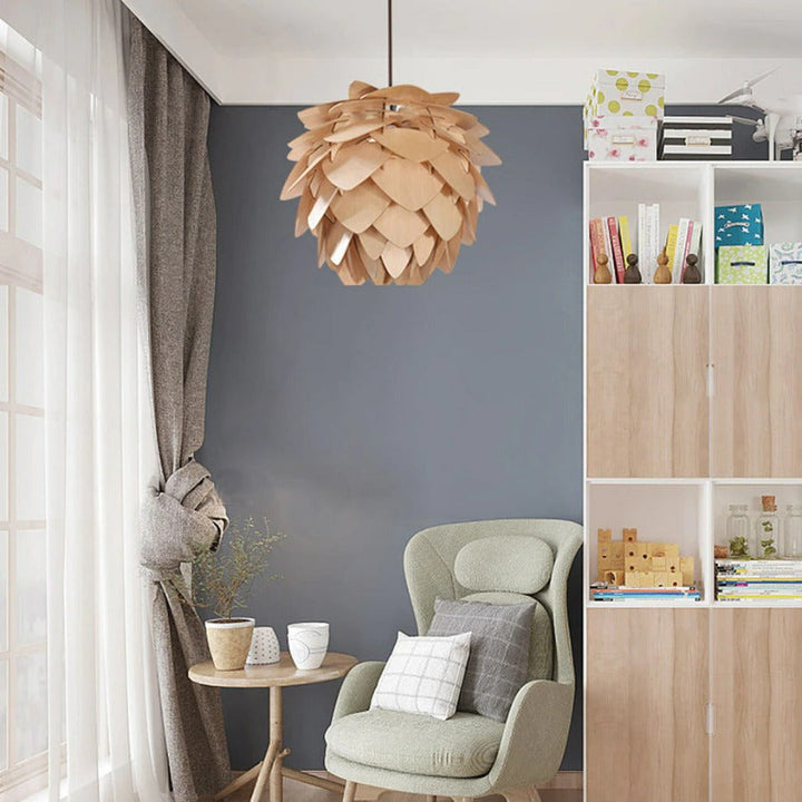 Handgefertigte Pendelleuchte aus Holz im Pinienzapfen-Design