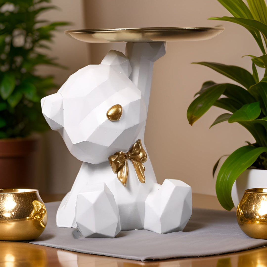 Geometrische Bärenfigur mit Servierschale als Wohnaccessoire auf einem Beistelltisch