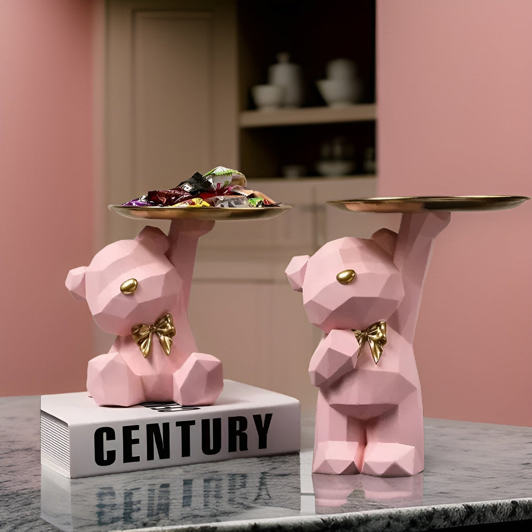 Geometrische Bärenfigur aus Kunstharz mit Serviertablett auf hellem Hintergrund