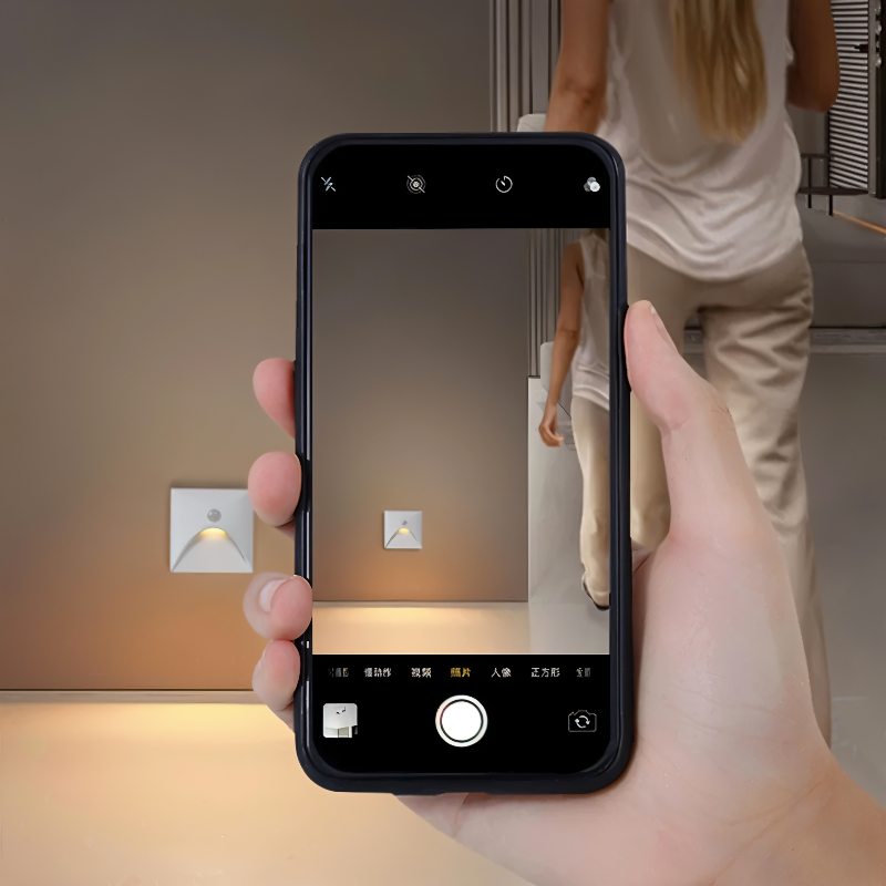 Moderne LED-Wandleuchte mit Bewegungssensor