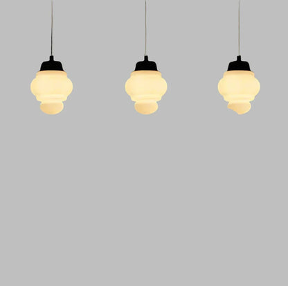 Pendelleuchte aus weißem Milchglas im geometrischen Design