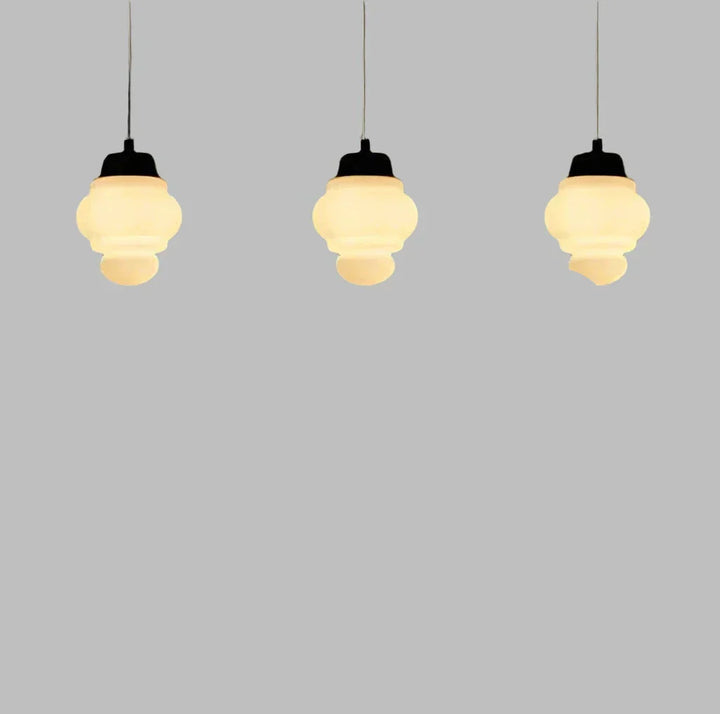 Pendelleuchte aus weißem Milchglas im geometrischen Design
