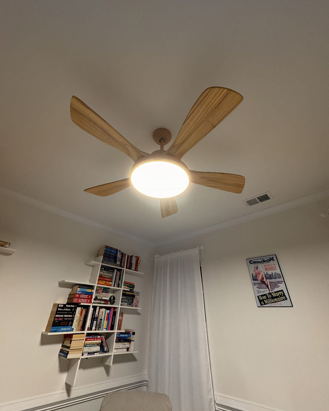 Skandinavischer Deckenventilator mit LED-Licht und Wendemotor