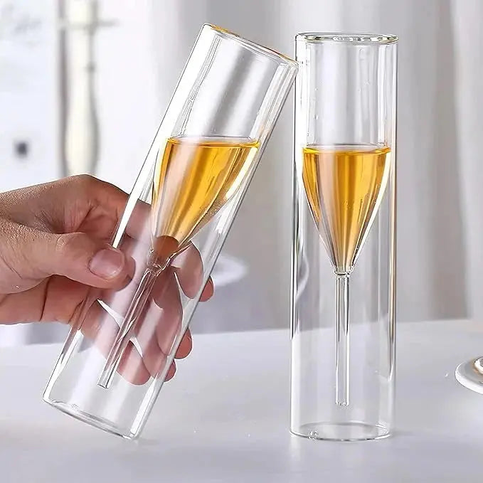 Champagnergläser aus Kristall mit schwebendem Effekt auf elegant gedecktem Tisch