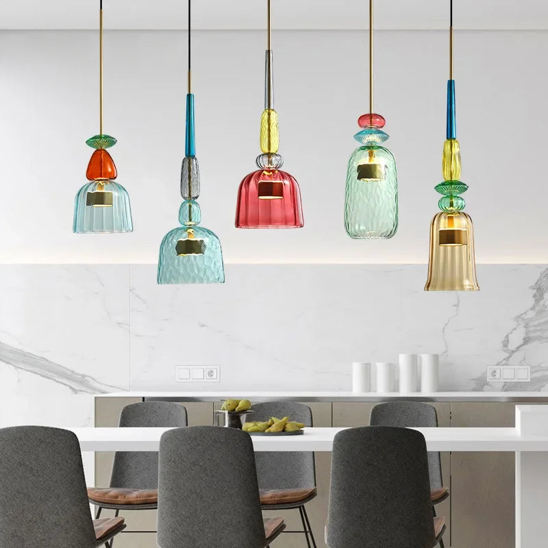 Glasschirm der Pendelleuchte aus Pressglas mit detailreicher Struktur