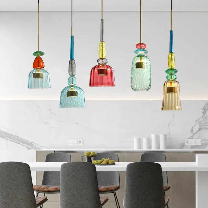 Glasschirm der Pendelleuchte aus Pressglas mit detailreicher Struktur