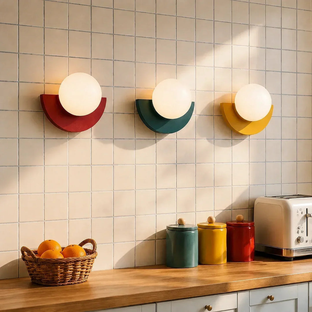 Minimalistische Wandleuchte mit mehrfarbigem Design an einer hellen Wand