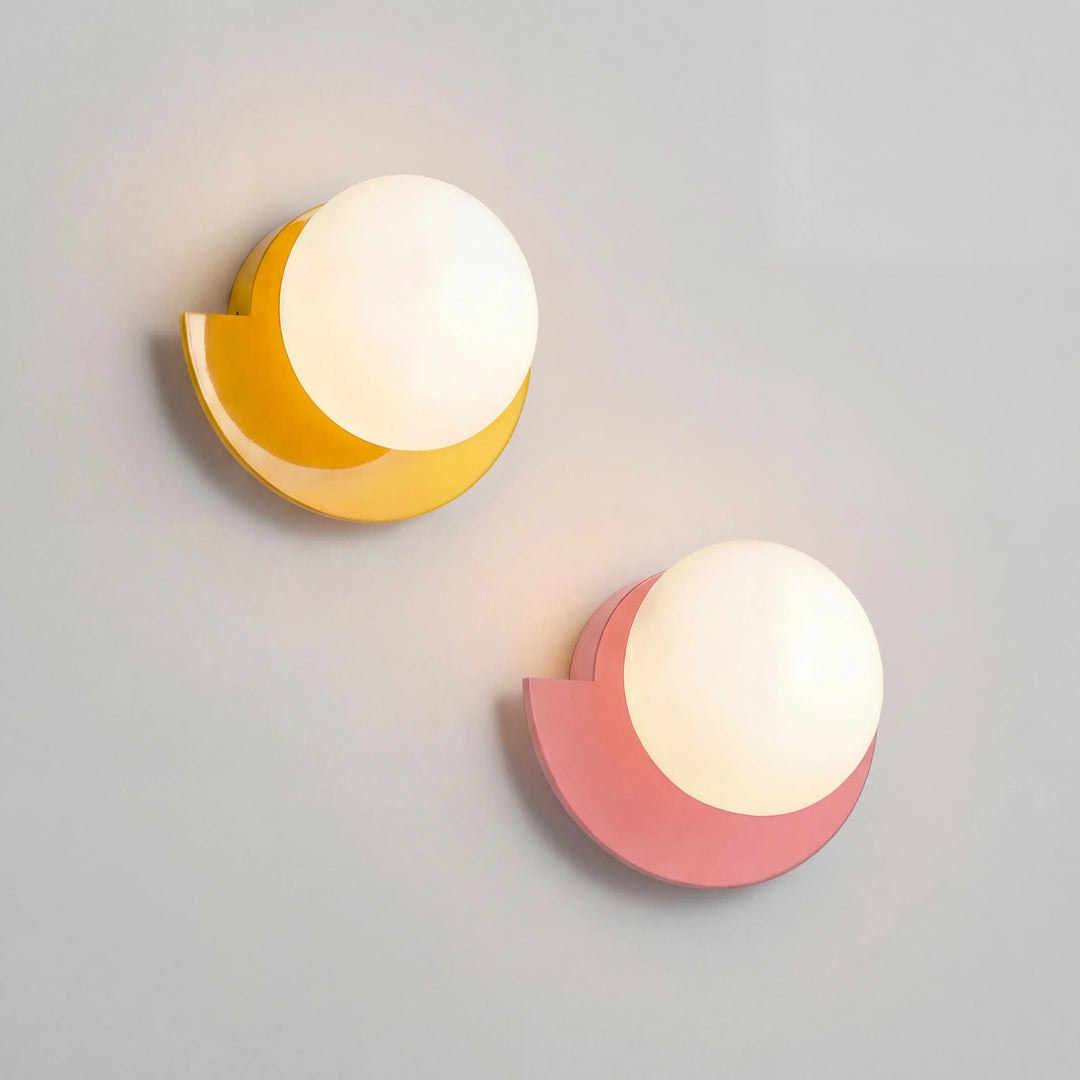Minimalistische Wandlampe spendet dekoratives Licht im Wohnbereich