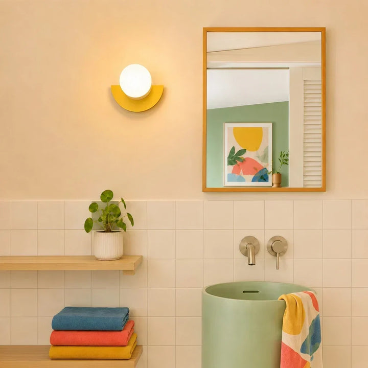 Dekorative Wandlampe mit mehrfarbigem Lichtdesign im Flur