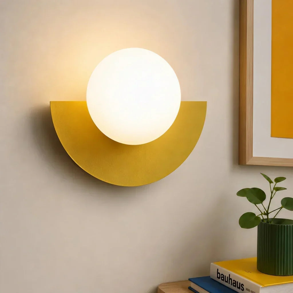 Elegante Wandleuchte mit farbenfrohem Design für moderne Räume