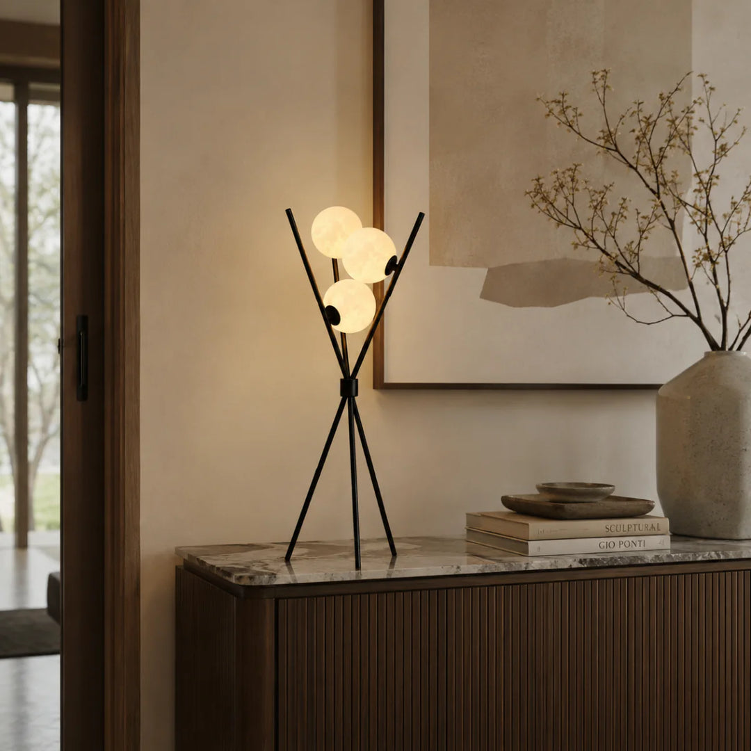 Tischlampe im Dreibein-Design mit elegantem opalem Glasdiffusor