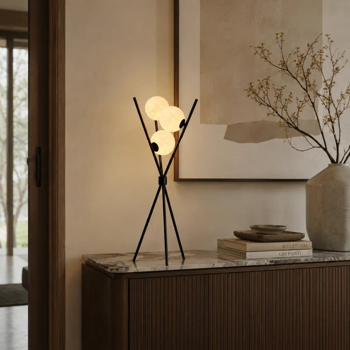 Tischlampe im Dreibein-Design mit elegantem opalem Glasdiffusor