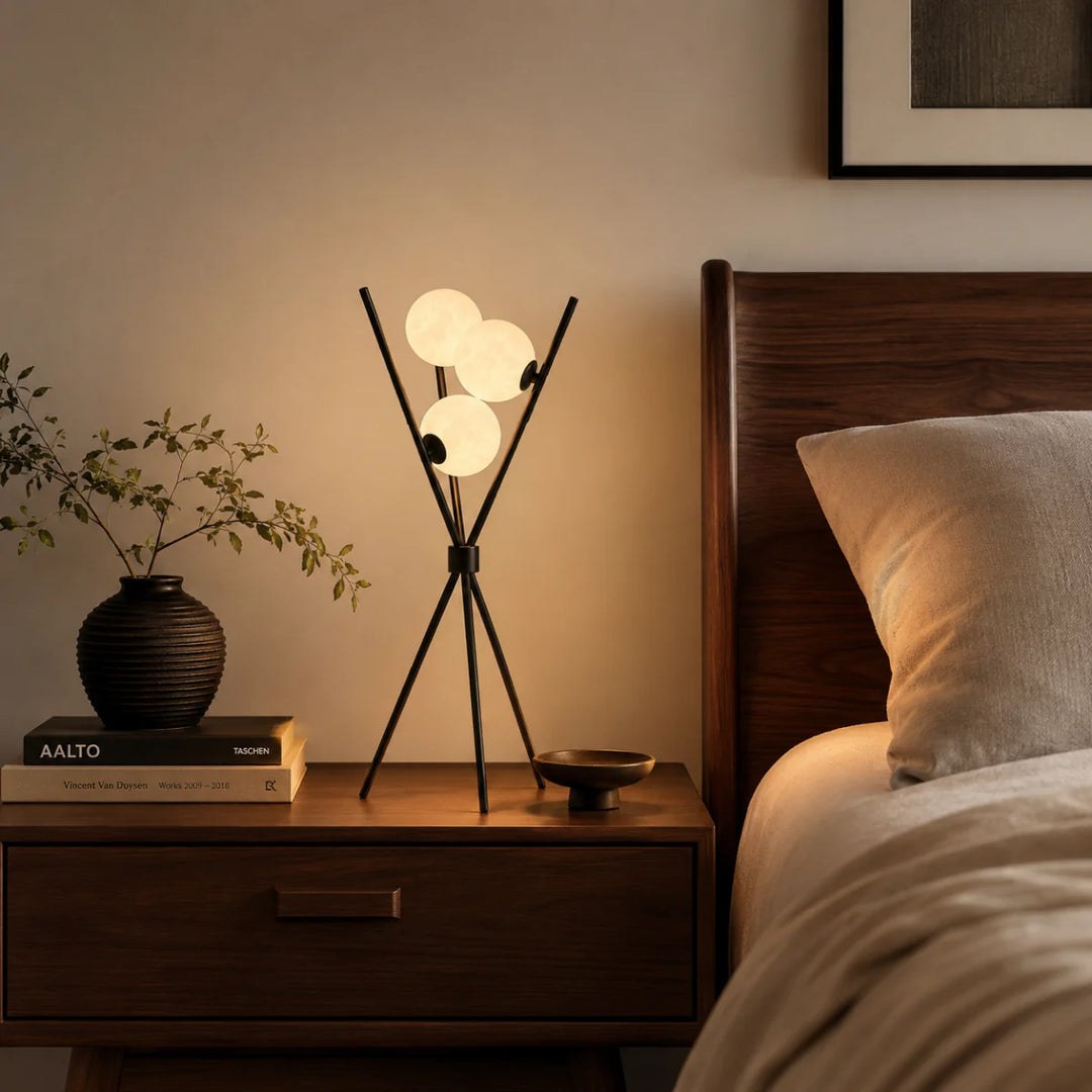 Schrägansicht der Tischlampe mit kugelförmigem Milchglas-Schirm