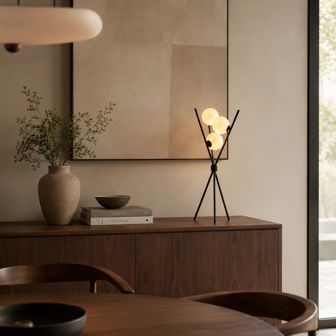 Minimalistische Tischlampe mit Dreifuß und weißem Glas-Schirm