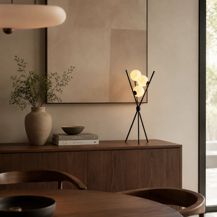 Minimalistische Tischlampe mit Dreifuß und weißem Glas-Schirm
