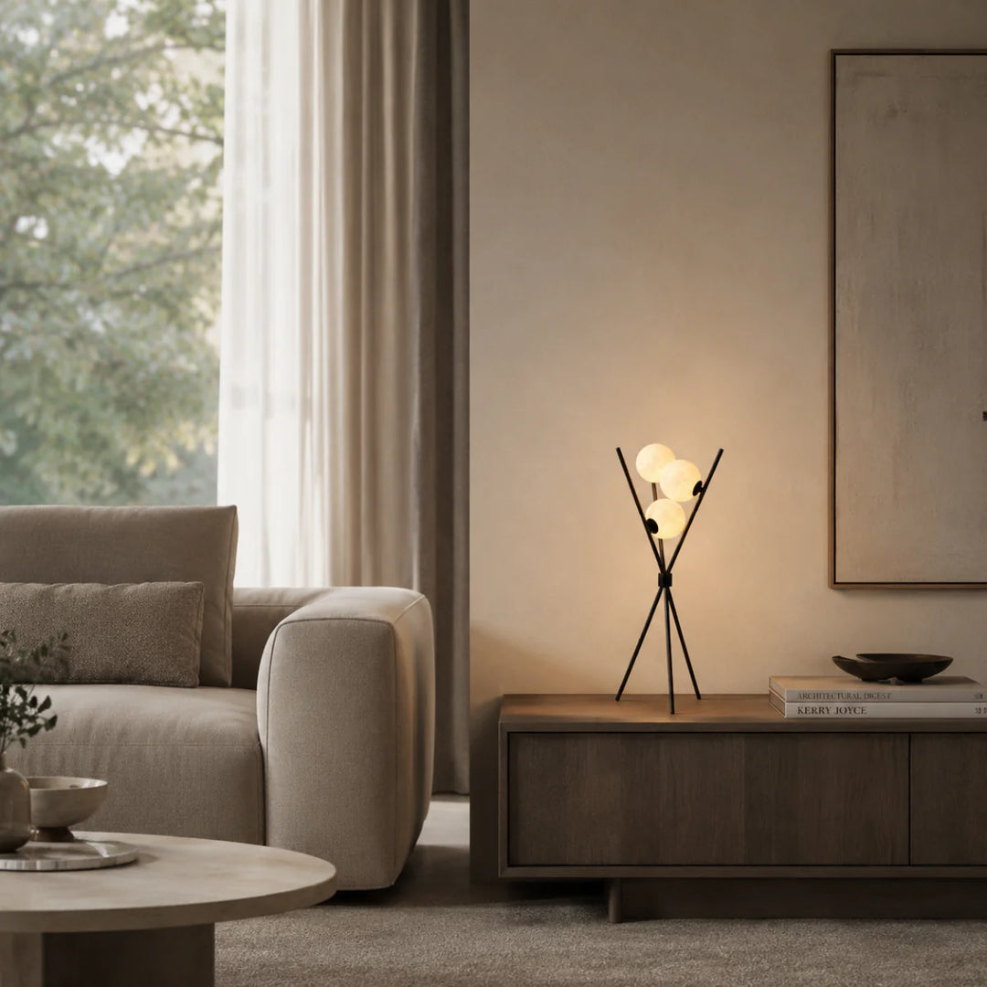 Tischlampe mit Tripod-Gestell und sanft streuendem Milchglas