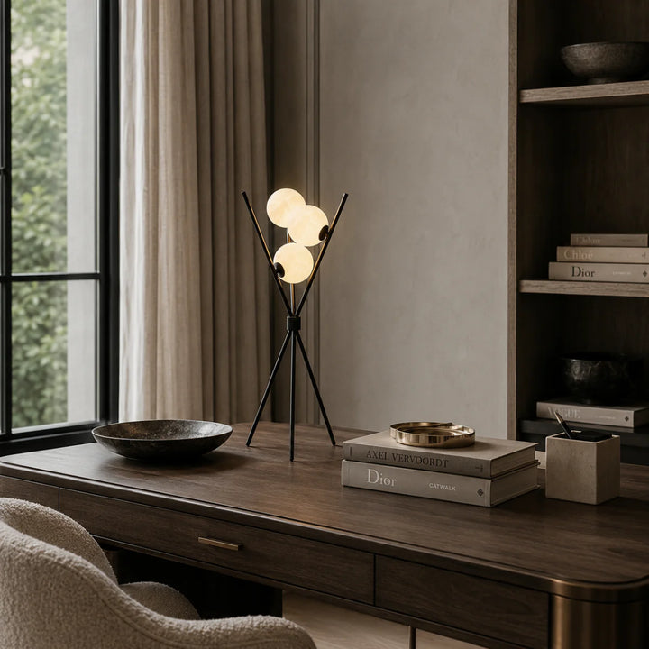 Dekorative Dreibein-Tischlampe mit Kugelschirm aus Milchglas